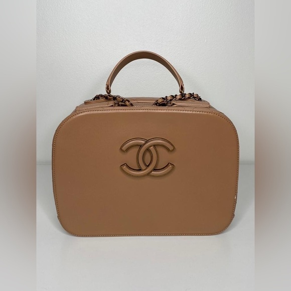 Chanel Coco Curve Vanity – Beige Shiny Calfskin & Goatskin, Antique Gold-Tone Ch - Picture 1 of 12